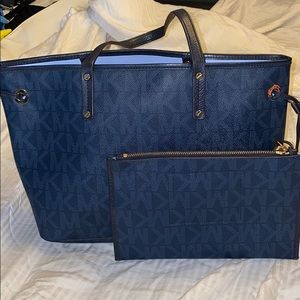 Used MK purse with wristlet. (Real)